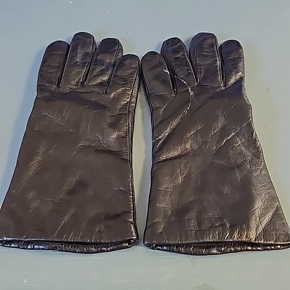 Women's leather driving gloves. Black size large. Very good used condition. Soft